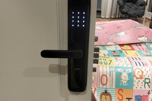 Bàn Giao Khoá Thông Minh Siker KTS 101W Cho Cửa Gỗ Tại Quận Tân Phú